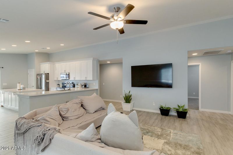 2913 E Mobile Ln, Phoenix, AZ 85040