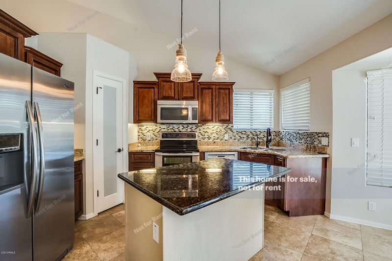 2917 E Redwood Ln, Phoenix, AZ 85048