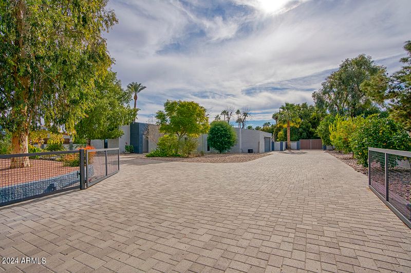 2925 E Clarendon Ave, Phoenix, AZ 85016