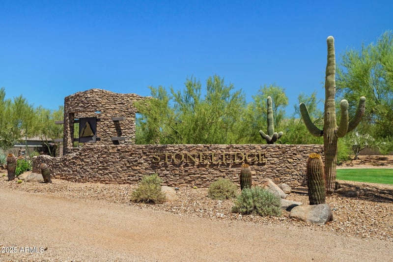 2929 Amber Sun Dr, Phoenix, AZ 85085