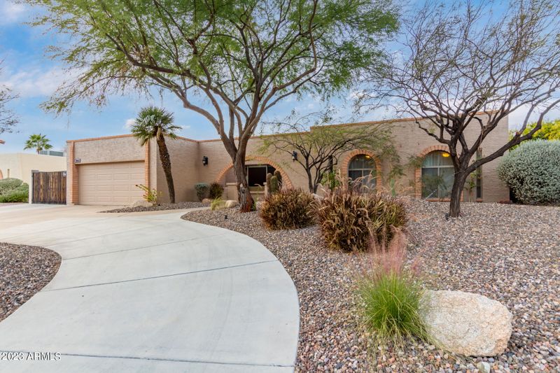 2936 E Acoma Dr, Phoenix, AZ 85032