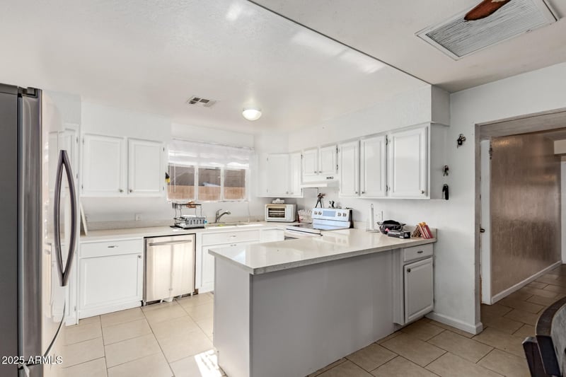 2938 50th Dr, Phoenix, AZ 85031