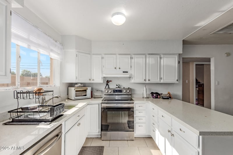 2938 50th Dr, Phoenix, AZ 85031