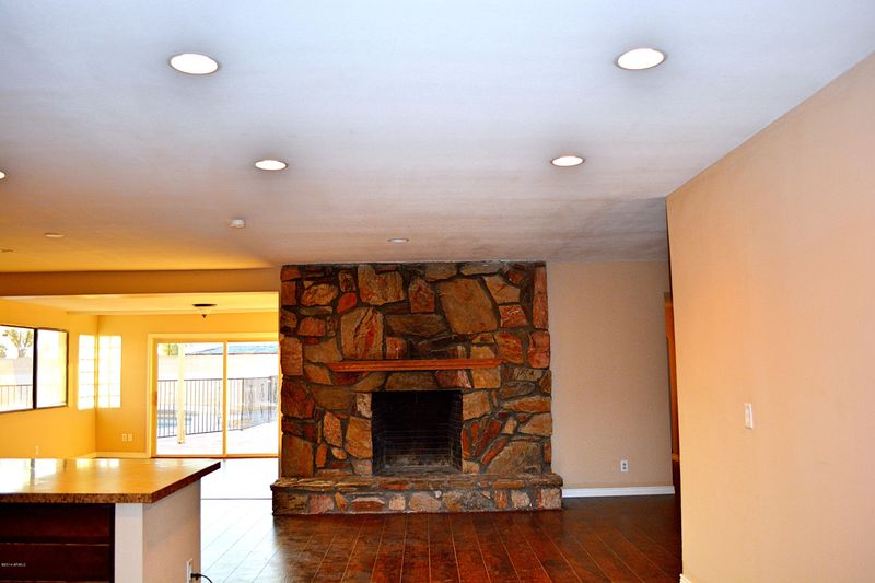 302 E Monte Way, Phoenix, AZ 85042