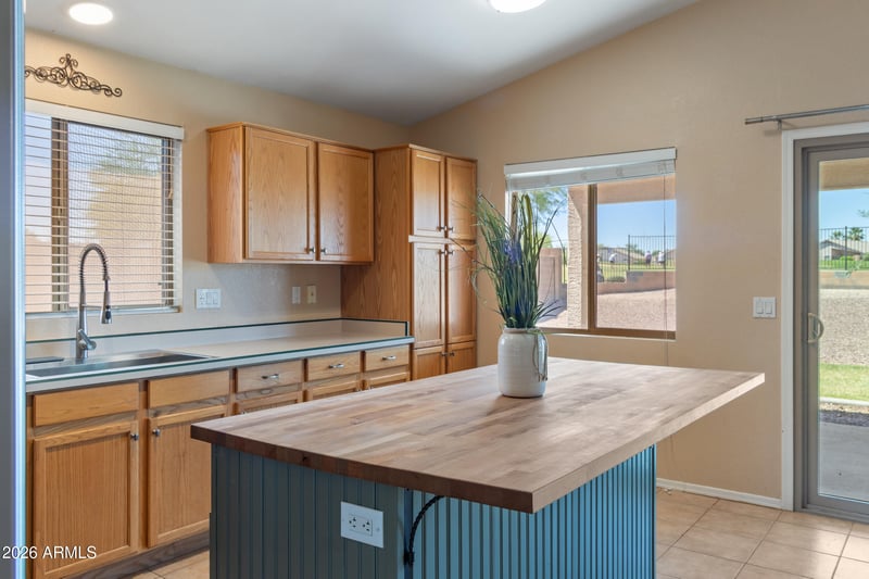 30356 Royal Oak Way, San Tan Valley, AZ 85143