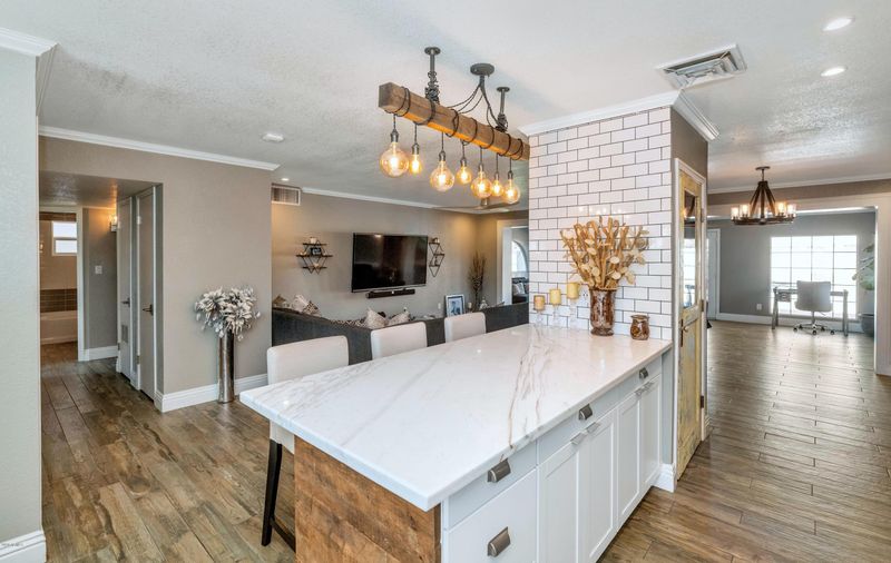 3040 E Earll Dr, Phoenix, AZ 85016