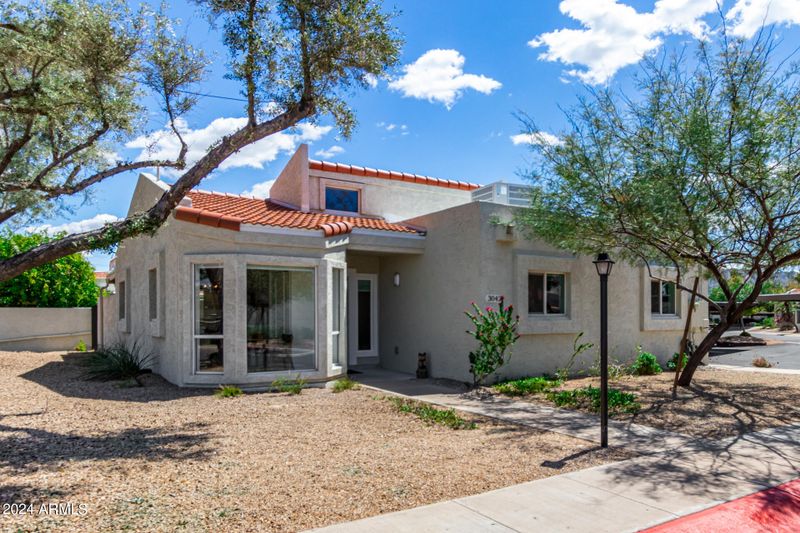 3042 E Cannon Dr, Phoenix, AZ 85028