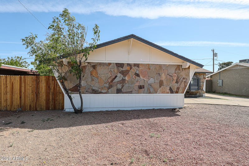 3119 Country Gables Dr, Phoenix, AZ 85053