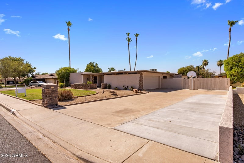 312 E Brook Hollow Dr, Phoenix, AZ 85022
