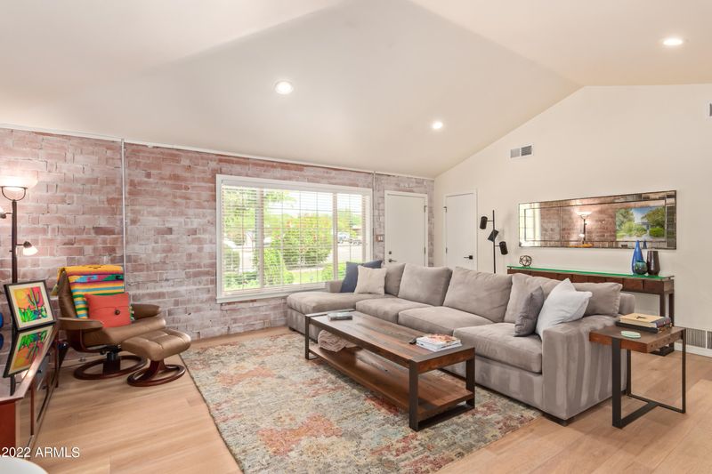 3131 E Highland Ave, Phoenix, AZ 85016