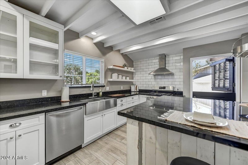 3132 E Highland Ave, Phoenix, AZ 85016