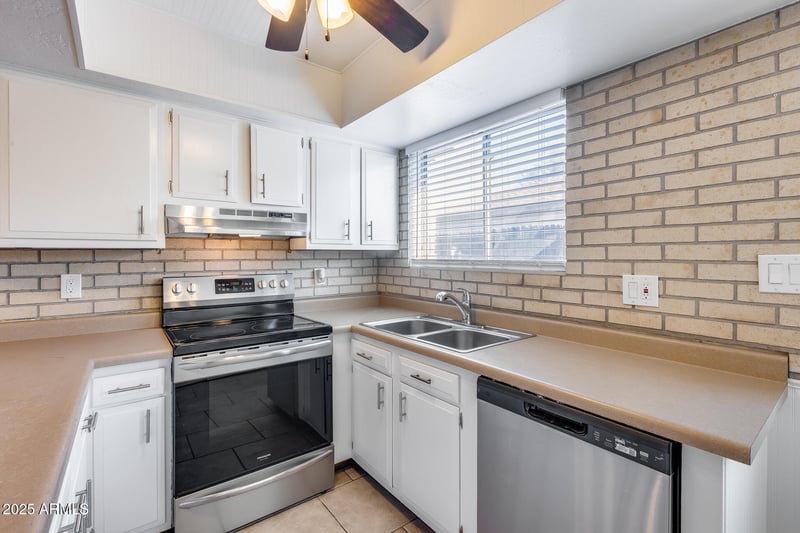 319 Kristal Way, Phoenix, AZ 85027