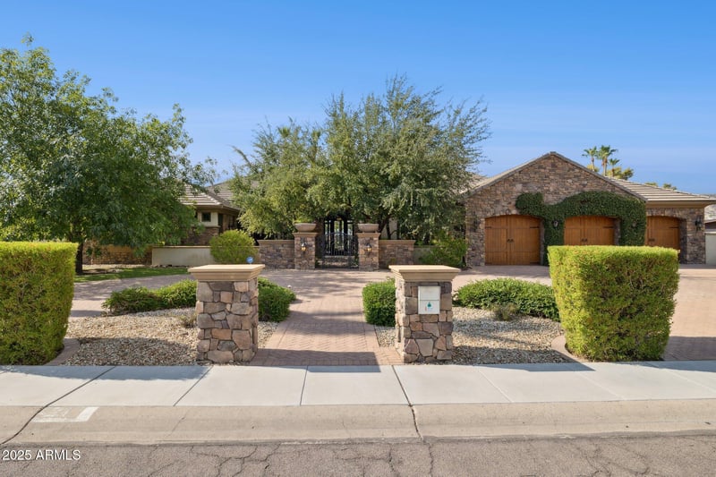 321 Tam Oshanter Dr, Phoenix, AZ 85023