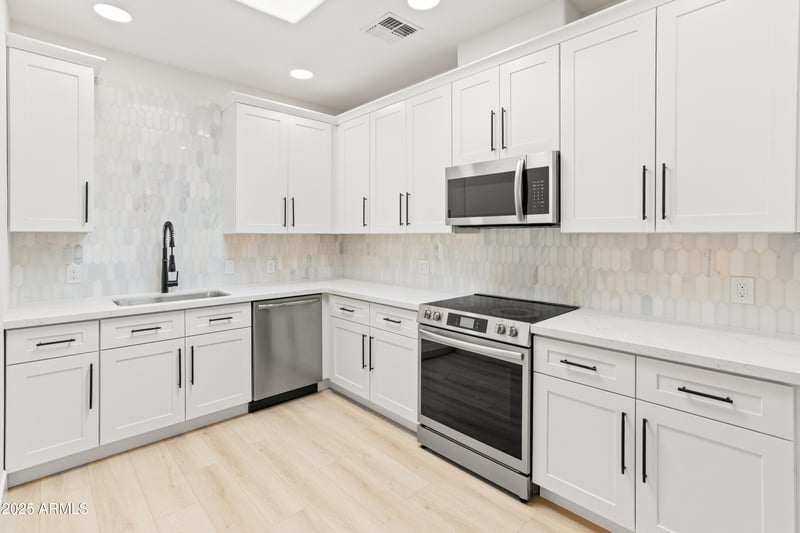 3221 37th St #26, Phoenix, AZ 85018