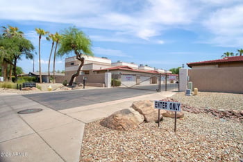 3221 37th St #18, Phoenix, AZ 85018