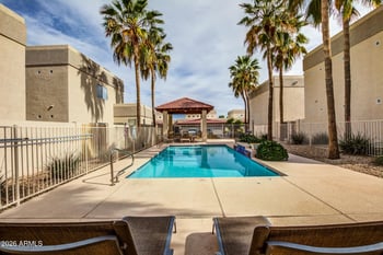 3233 37th St #18, Phoenix, AZ 85018