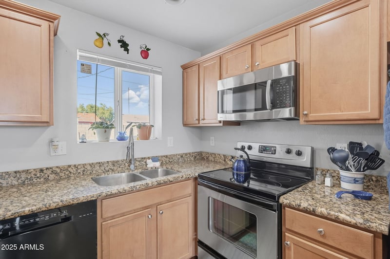 3320 Windrose Dr, Phoenix, AZ 85029