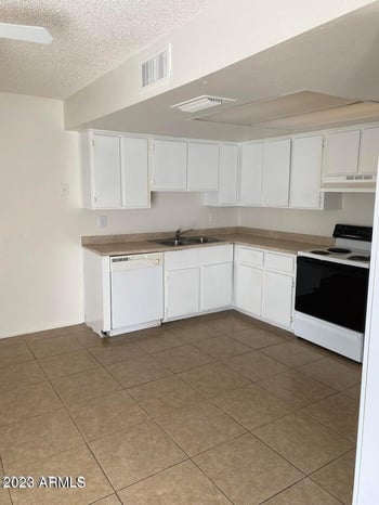 3331 W Harmont Dr, Phoenix, AZ 85051