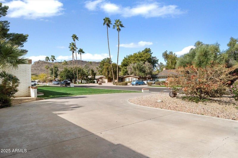 339 W Southern Hills Rd, Phoenix, AZ 85023