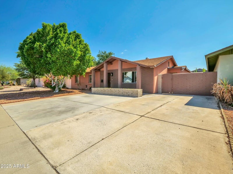 3421 Country Gables Dr, Phoenix, AZ 85053