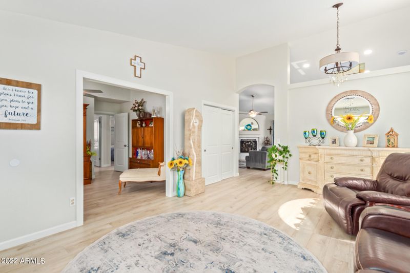 3425 E Wickieup Ln, Phoenix, AZ 85050