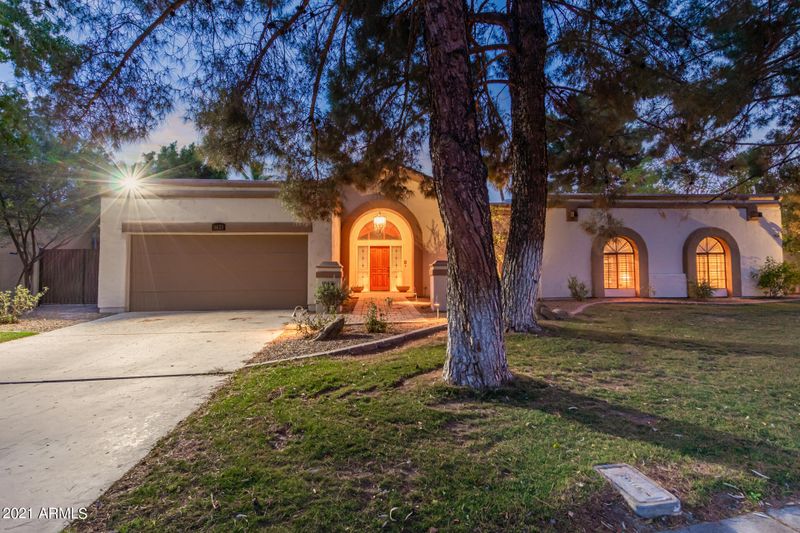 3433 E Calaveros Dr, Phoenix, AZ 85028