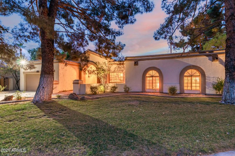 3433 E Calaveros Dr, Phoenix, AZ 85028
