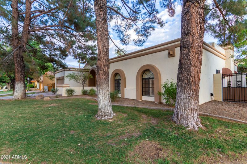 3433 E Calaveros Dr, Phoenix, AZ 85028