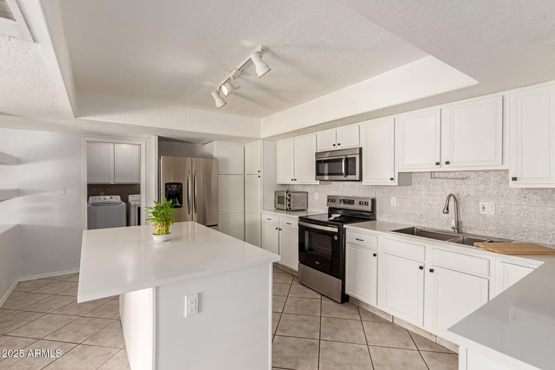 3455 Gelding Dr, Phoenix, AZ 85053