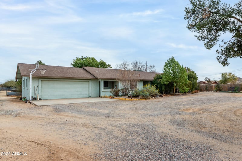 35011 3rd St, Phoenix, AZ 85086