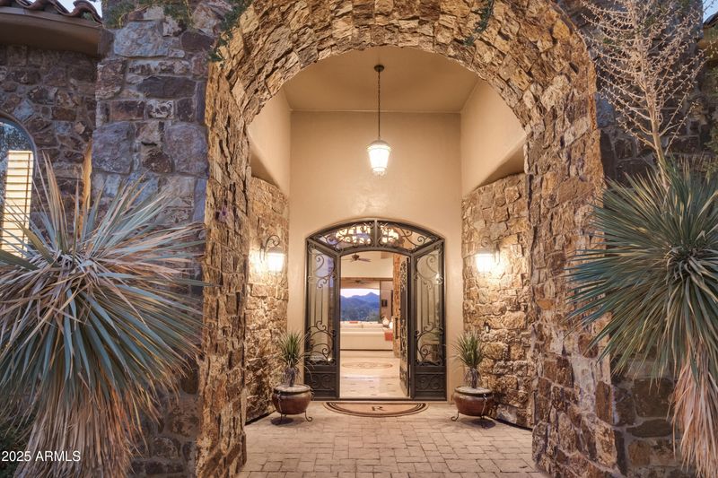 36050 N Summit Dr, Cave Creek, AZ 85331