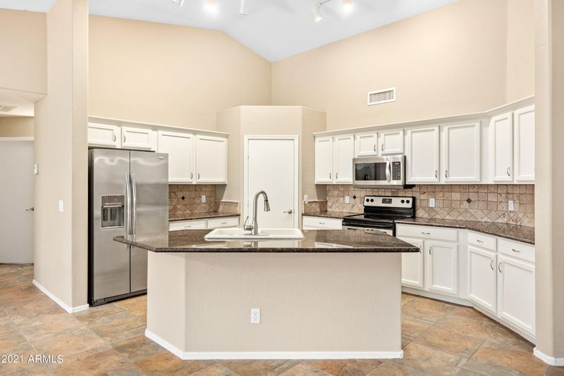 3663 E Whitehall Dr, San Tan Valley, AZ 85140