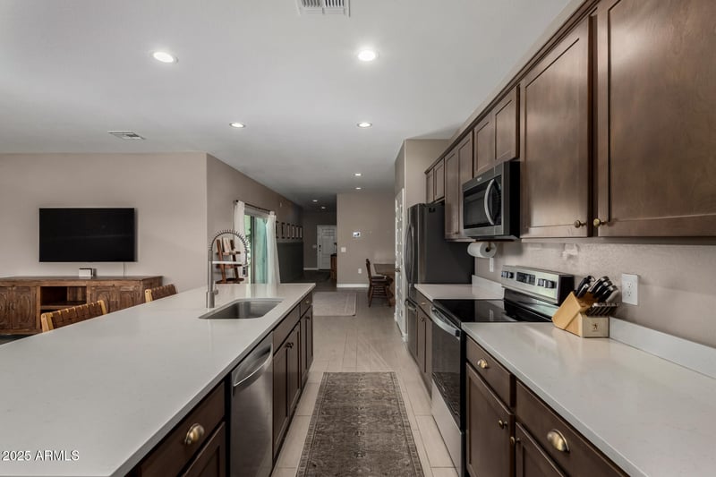 37044 Aleutian Dr, San Tan Valley, AZ 85143