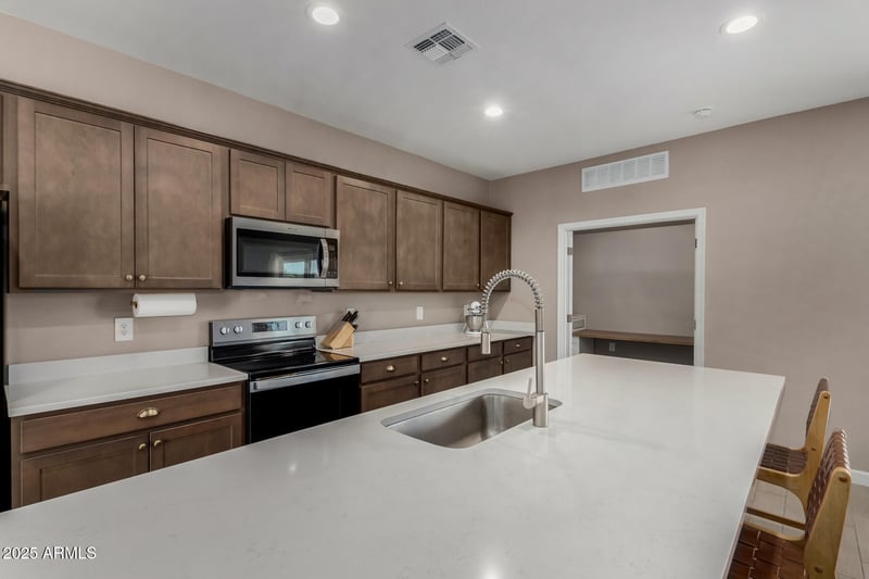 37044 Aleutian Dr, San Tan Valley, AZ 85143