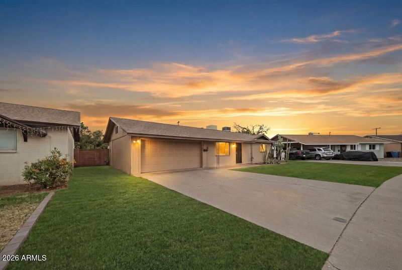 3709 W Echo Ln, Phoenix, AZ 85051