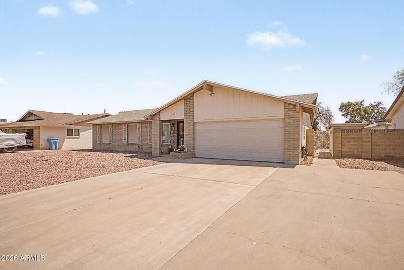 3753 W Dalphin Rd, Phoenix, AZ 85051