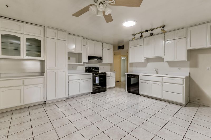 3802 W Echo Ln, Phoenix, AZ 85051
