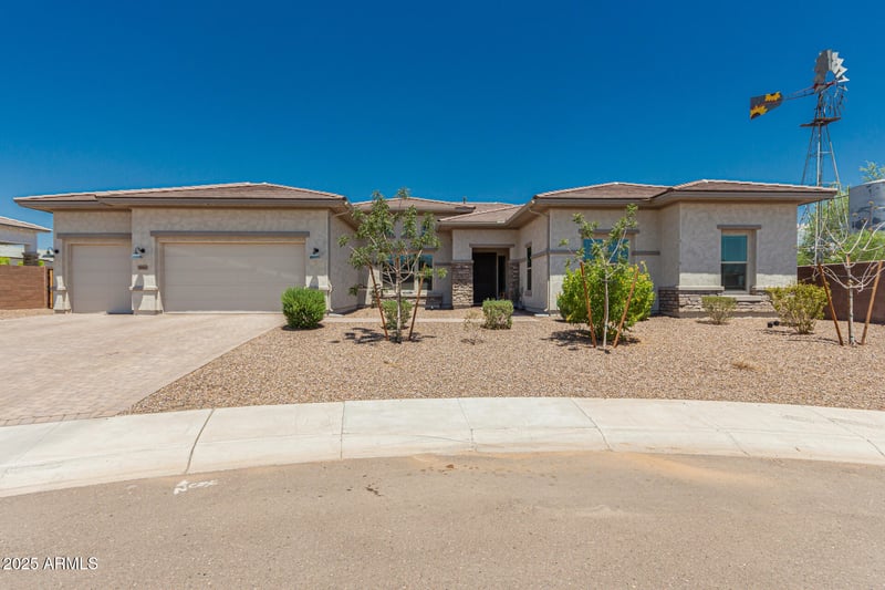 3816 White Feather Ln, Phoenix, AZ 85083
