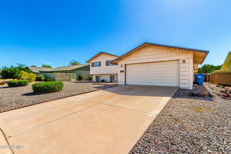 3819 Mauna Loa Ln, Phoenix, AZ 85053