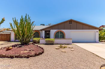 3833 Woodridge Dr, Glendale, AZ 85308