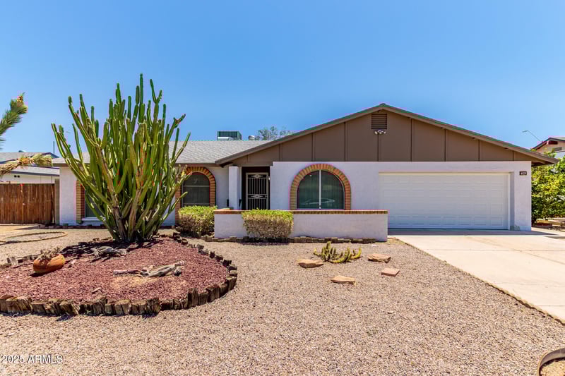 3833 Woodridge Dr, Glendale, AZ 85308