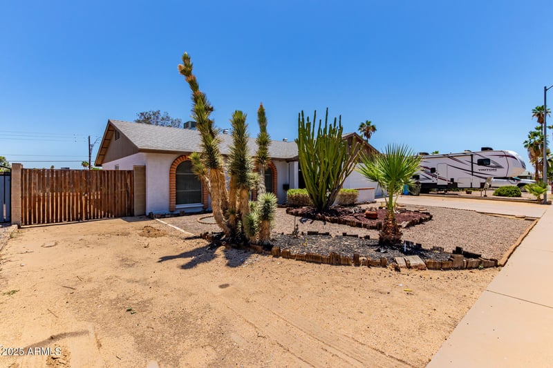 3833 Woodridge Dr, Glendale, AZ 85308