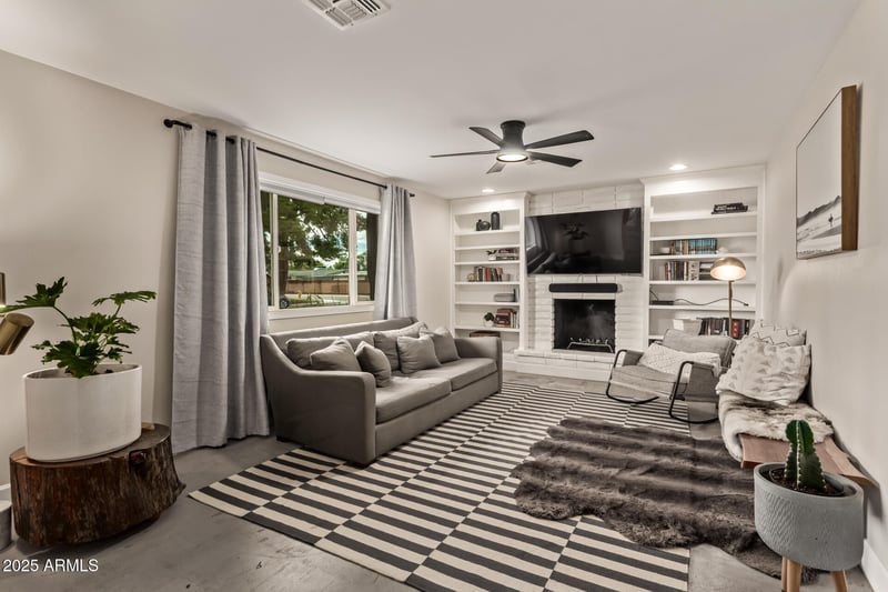3834 Shaw Butte Dr, Phoenix, AZ 85028