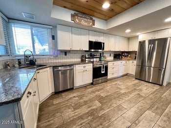 3842 Mauna Loa Ln, Phoenix, AZ 85053