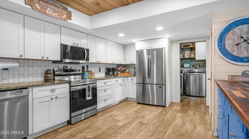 3842 Mauna Loa Ln, Phoenix, AZ 85053