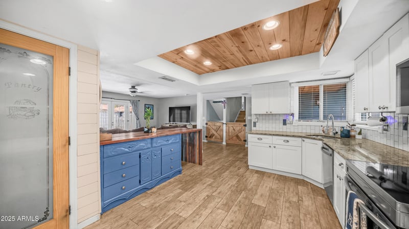 3842 Mauna Loa Ln, Phoenix, AZ 85053