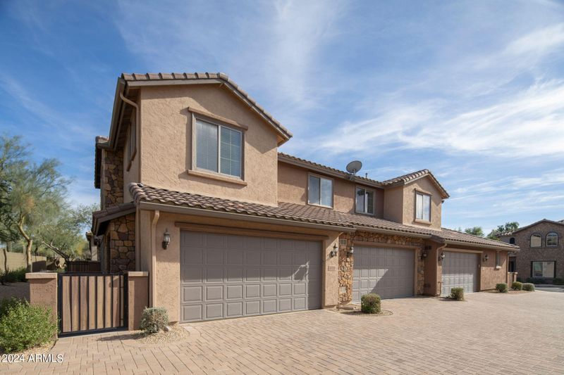 3878 E Cat Balue Dr, Phoenix, AZ 85050