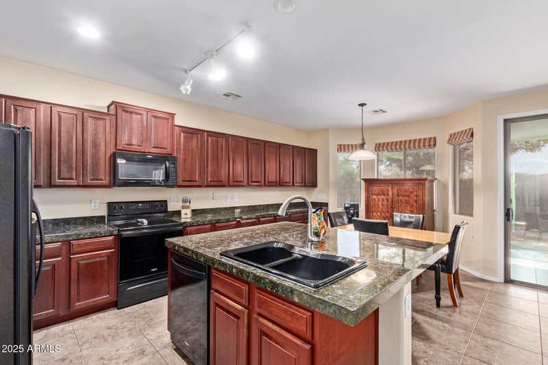 3879 Bridgeport Pw, Gilbert, AZ 85295