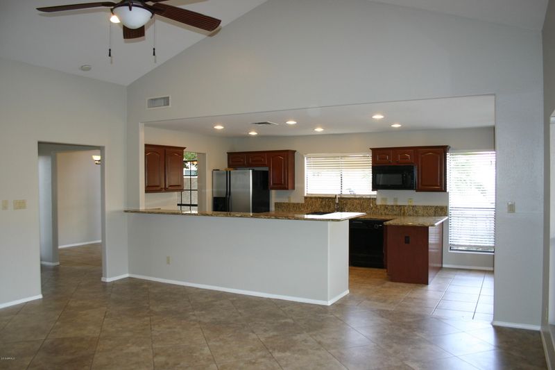 3914 E Hiddenview Dr, Phoenix, AZ 85048