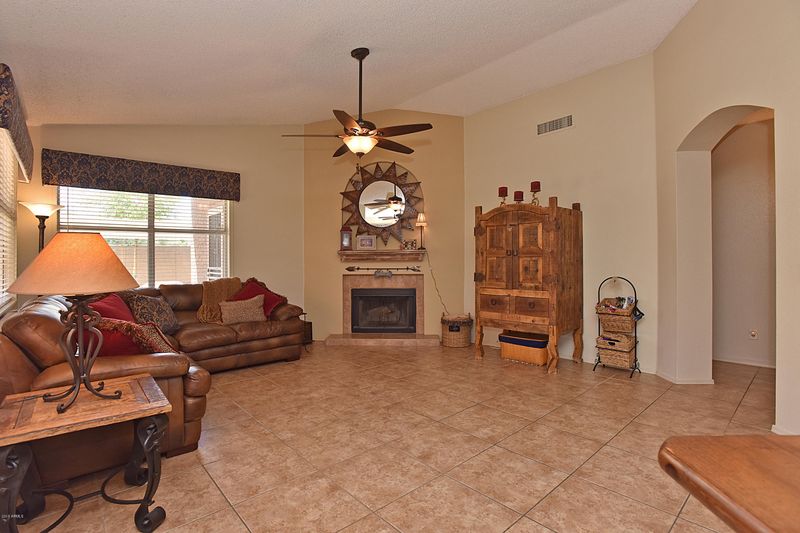 3925 E South Fork Dr, Phoenix, AZ 85044